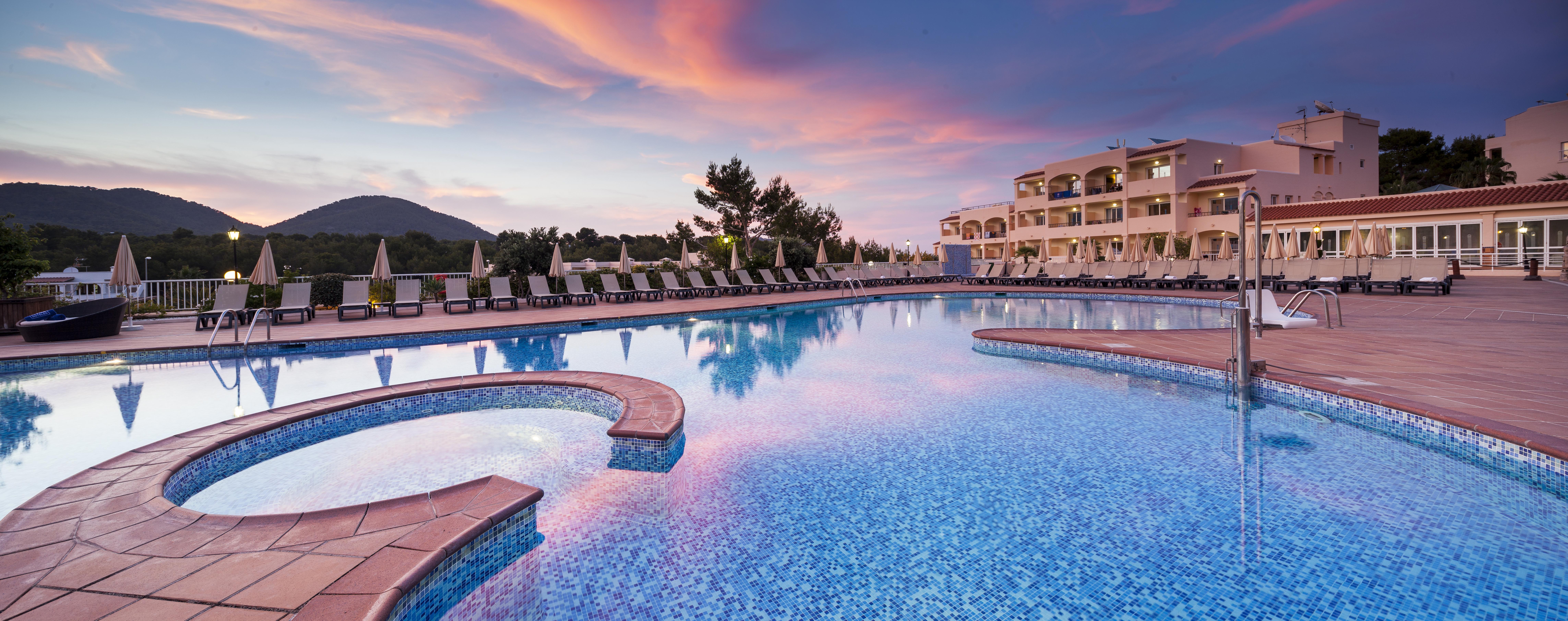 Invisa Hotel Club Cala Blanca Playa DPlaya Des Figueral Exteriér fotografie